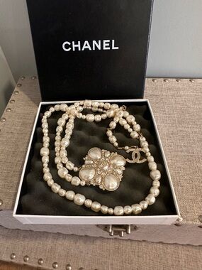 CHANEL Pearl Flower belt in Ivory